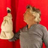 Ma come �funzionano� i burattini? A mostrarcelo � il direttore artistico Paolo Comentale, che prende con s� un bellissimo Pulcinella vestito con un abito bianco che termina a sacchetto aperto in basso